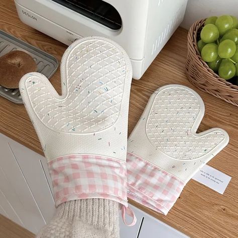 Casopic - Plaid Silicone Oven Glove | YesStyle Baking Gloves, Microwave Baking, Cooking Gloves, Silicone Gloves, Silicone Oven Mitt, Microwave In Kitchen, Buffalo Plaid Pattern, Heat Resistant Gloves, Oven Gloves