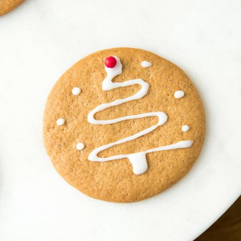 Round Gingerbread Cookies, Round Christmas Cookies, Oven Vegetables, Cookie Tins, Tin Foil, Round Cake Pans, Muffin Tin, Christmas 2023, Round Cakes