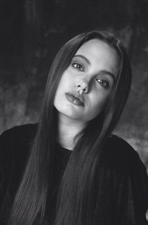 Angelina Jolie When She Was In High  School. Street Style Celebrities, Aya Sophia, Angelina Jolie Young, John Voight, Angelina Jolie 90s, Angelina Jolie Photos, Jolie Pitt, Actrices Hollywood, Lara Croft