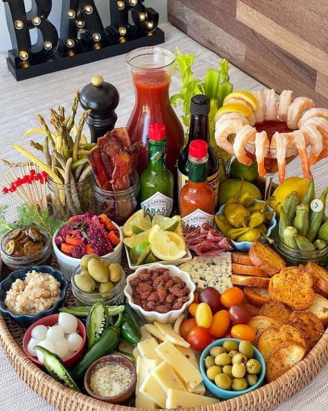 Sunday Funday Snacks, Sunday Funday Recipes, Booze Charcuterie Board, Bridesmaids Charcuterie Board, Outdoor Bar Party Ideas, Easy Creative Dessert Ideas, Cocktail Charcuterie Board Ideas, Sunday Funday Party Ideas, Hosting Football Sunday