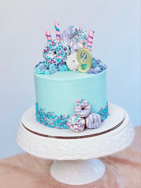 Blue and purple sprinkle donut cake for a sweet 9 year old’s birthday! Six layers of moist vanilla and banana cake filled with cream cheese buttercream, all covered in a light Italian buttercream and decorated with a fun assortment of sprinkles, donuts, lollipops and buttercream flowers.💜💙 Lollipop Cake Birthday, Epic Cakes, Bday Food, Italian Buttercream, Purple Cakes Birthday, Circle Cake, Lollipop Cake, 9 Birthday, Candy Birthday Cakes