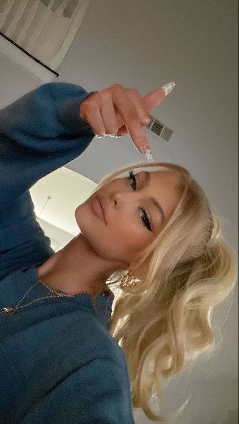 Loren Gray Snapchat, Chloe Smith, Long Hair Models, Top Hairstyles, Loren Gray, Gray Aesthetic, Long Blonde, Long Blonde Hair, Beautiful Long Hair