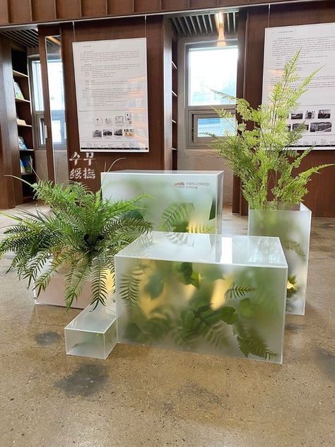 Glass Planter Ideas, Display Design Ideas, Exhibition Design Ideas, In Store Display, Exhibition Booth Design, Design Hotel, Aarhus, Exhibition Stand, Display Design