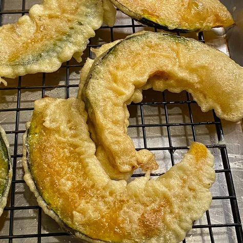 Japanese Pumpkin Tempura, Kabocha Squash Recipe Japanese, Kobucha Squash Recipes, Japanese Squash Recipe, Kabocha Tempura, Tempura Squash, Kobacha Squash Recipes, Squash Tempura, Japanese Kabocha Squash Recipe