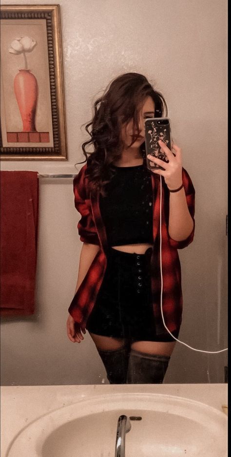 Fall Flannel, Mode Grunge, Outfit 2020, Haine Diy, Fest Outfits, Flannel Outfits, Rock Outfit, Emo Scene, Crop Top Outfits