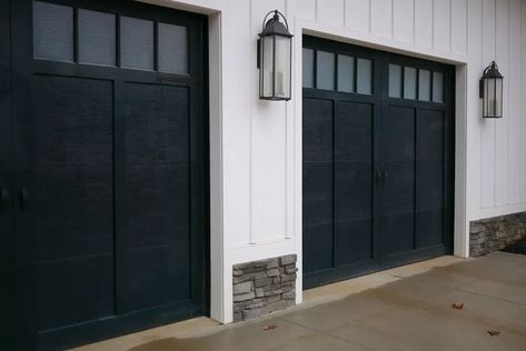 Garage Door Trim, Garage Door Lights, Black Garage Doors, Double Garage Door, Black Garage, Garage Lights, Garage Door Windows, Farmhouse Garage, Modern Garage Doors