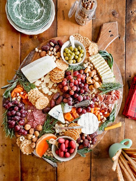 countryliving Lunch Ideas For Large Group, Fruit Thanksgiving, Christmas Lunch Ideas, Italian Bread Sticks, Rustic Bakery, Marinated Mushrooms, Green Beans And Tomatoes, Deli Meats, Snack Board