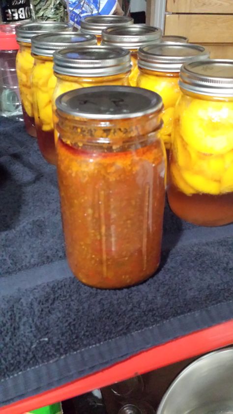 How to can chili with meat. Canning gardening Chili Canning Recipe, Meat Canning, Canned Meals, Canning Chili, Can Soup Recipe, Canning Beef, Canning Meals, Pressure Canning Meat, Fermenting Recipes