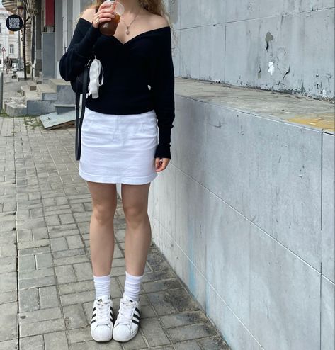 Adidas Superstar Skirt Outfit, White Adidas Superstar Outfit, White Superstars Outfit, White Adidas Outfit, Look Old Money, Adidas Superstar Outfit, Superstar Outfit, Samba Outfits, Adidas Outfit Women