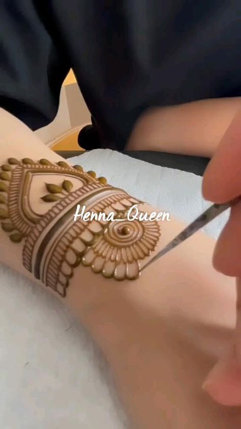 Henna Designs For Right Hand, Drawing Mehndi Designs, Mahendi New Design, Simple Mehndi Designs Videos, Back Hand Mehndi Designs Stylish Unique Simple, Right Hand Mehndi Design Back, Ghevar Mehndi Designs, Mahendi Designs Latest Back Hand, Mehndi Designs Videos