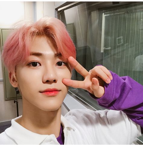 Nctnightnight || #NctDream || #WeGoUp || #Jaemin Jaemin Pink Hair, Kpop Visuals, Neo Grunge, Nct Jaemin, Male Idols, Nct Dream Jaemin, Peace Sign, Asian Men, Pink Hair