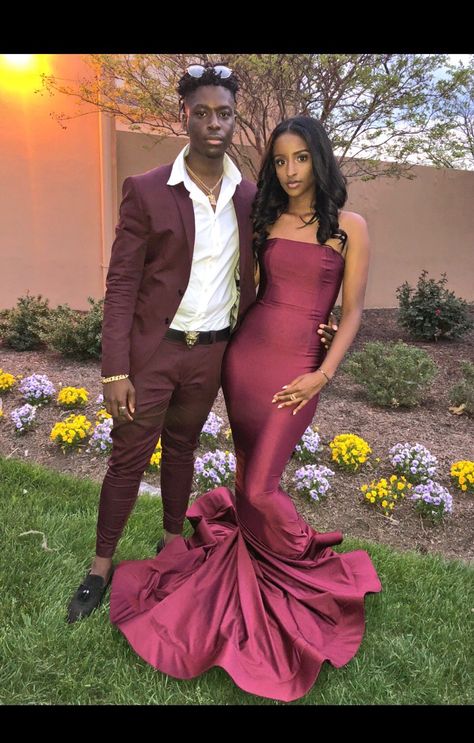 Formal Dress Mermaid, Momo Fashion, Burgundy Prom Dress Mermaid, Prom Fits, Homecoming Inspo, Prom Attire, Formal Dresses Mermaid, Prom Slay, Prom Tux