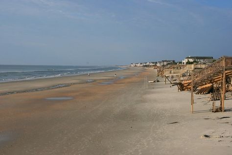 15 Best Day Trips from Myrtle Beach - The Crazy Tourist Litchfield Beach South Carolina, Beaches In South Carolina, Myrtle Beach Trip, Peaceful Beach, Charleston Vacation, Edisto Beach, Photos Black And White, Best Beaches To Visit, Beach Pictures Friends