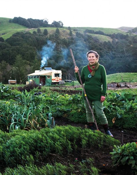 mineralised soil Inspiration For Work, Biointensive Gardening, Growing Blackberries, The Constant Gardener, French Basics, Do Sport, Herb Garden Design, Snow Peas, Heirloom Vegetables