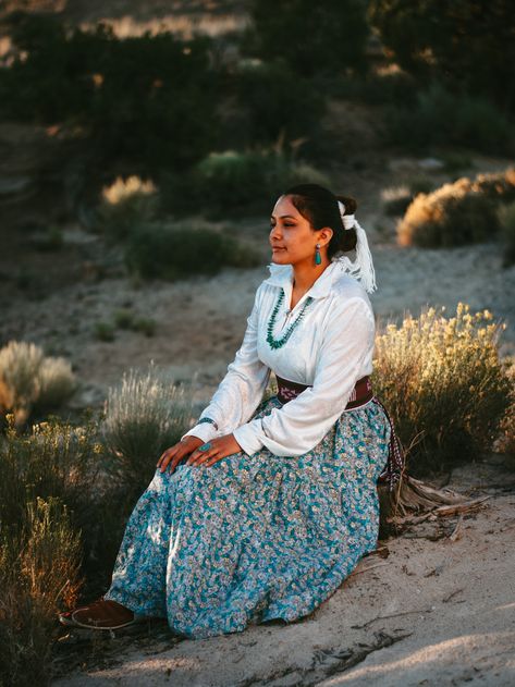 Young Navajo women with traditional wear Native American Clothing Women Traditional, Navajo Clothing Traditional, Navajo Traditional Dress, Navajo Woman Models, Navajo Traditional Outfits, Modern Native American Fashion, Navajo Fashion, Lipan Apache, Navajo Clothing