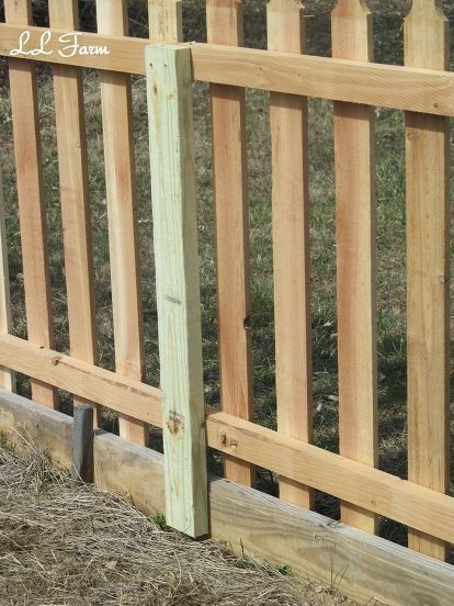 Garden Fence Diy, Picket Fence Panels, Fence Diy, Fence Planters, Diy Garden Fence, Fence Plants, Small Fence, Rustic Fence, Pallet Fence