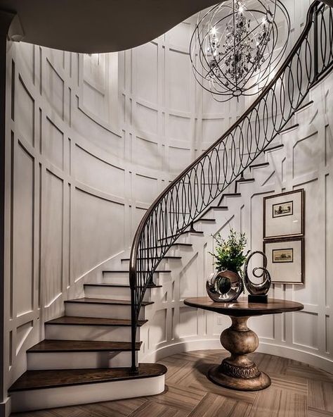 Traditional dark wood staircase design #staircase #stairway #stairs #staircaseideas #decorhomeideas Stunning Staircases, سلالم حلزونية, Stairway Wall, Round Stairs, تحت الدرج, درج السلم, Foyer Staircase, Iron Stair Railing, Escalier Design