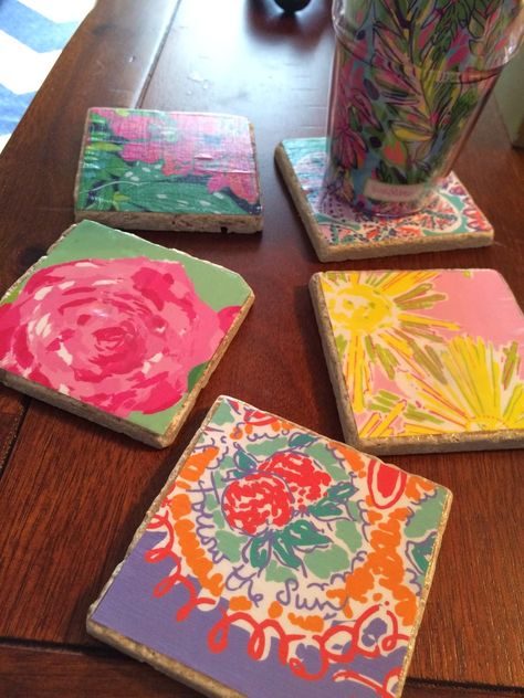 Lilly Pulitzer Diy, Lily Pulitzer Painting, Preppy Crafts, Diy Coasters Tile, Coaster Projects, Diy Tumblr, Beach Bathroom Decor, Cheap Crafts, Delta Zeta