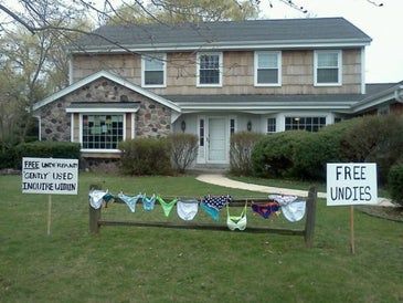 House Pranks Outdoor, House Prank Ideas, Yard Pranks Ideas Funny, Prank Wars Ideas, Yard Pranks, Prank Wars, Prank Ideas, April Fools Pranks, April Fool