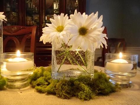 Inspired+by+nature,+Carmella+Fryar+of+Southern+Fried+Dreams+used+playful+daisies+and+reindeer+moss+for+this+simple+table-length+centerpiece.+She+alternated+vases+and+glasses+of+varying+sizes+with+small+floating+candles+to+add+elements+of+romance+and+whimsy.+The+burlap+table+runner+helps+bring+in+the+natural+feel+of+the+entire+tablescape. Dinner Party Centerpieces, Daisy Centerpieces, Romantic Candles, Simple Centerpieces, Dining Table Centerpiece, Spring Table, Beautiful Centerpieces, Flower Candle, Candle Centerpieces