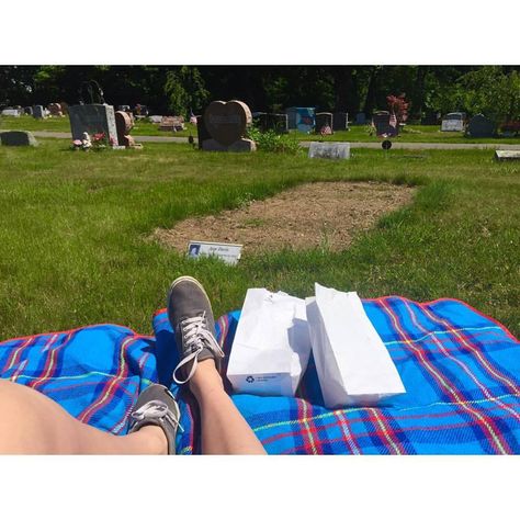 Cemetery Picnic, Graveyard Picnic, Chinese Holidays, Dream Tattoos, Creative Mind, Cozy Vibes, A Picnic, Piece Of Cakes, To Heaven