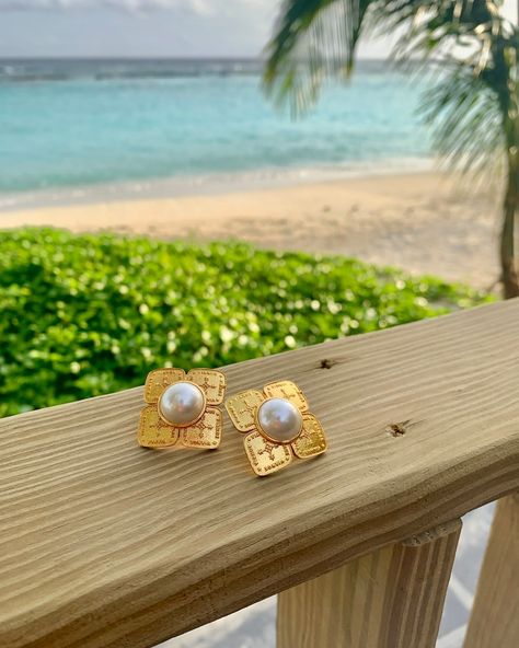 Who else is on a vacay right now ? ☀️🌊 Our Perla earrings are the perfect pick for a breezy dinner date by the beach ! [ Travel , Essentials , Jewels , Vacation, Beach , Pearl , Earrings , Summer , Maldives, Beach Vacay , Jewellery , Dinner Date, Earring , Gold Plated , Shop ] Date By The Beach, Beach Travel Essentials, Maldives Beach, Beach Vacay, Earrings Summer, Earring Gold, Date Dinner, By The Beach, Dinner Date