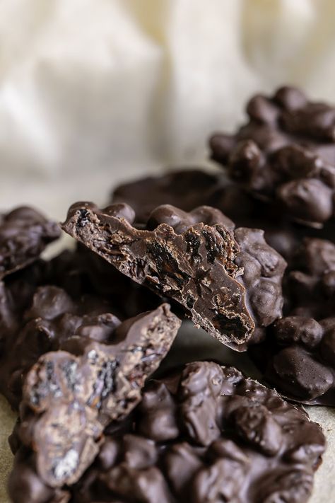 Easy Chocolate Raisin Clusters - Healthy Little Vittles Homemade Chocolate Candy Recipes, Cacao Cookies, Homemade Chocolate Candy, Chocolate Clusters, Homemade Dark Chocolate, Chocolate Covered Raisins, Crispy Quinoa, Chocolate Raisins, Butterfinger Candy