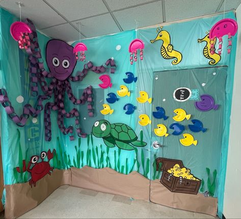 Vbs Ocean Theme, Ocean Classroom Decor, Diy Paper Lanterns, Decoration Creche, Under The Sea Crafts, Ocean Classroom, Under The Sea Decorations, Ocean Theme Classroom, Underwater Theme