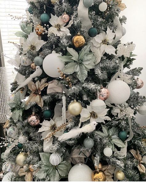 Green And White Christmas Tree Decor, Sage Green Christmas Tree, Sage Christmas, Pink Xmas Tree, Silver Christmas Tree Decorations, Green Christmas Decorations, Green Christmas Tree Decorations, Floral Christmas Tree, Christmas Tree Inspo