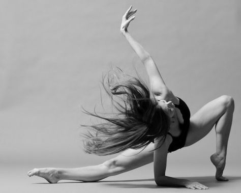 Shooting Pose, Dance Photography Poses, Dance Like No One Is Watching, Dance Movement, Dance Theater, Discount Dance, Poses References, Foto Art, Dance Photos