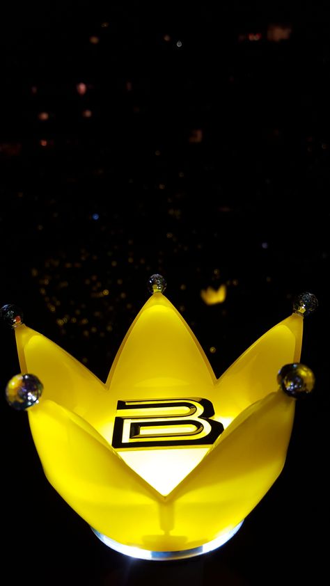 Big Bang Lights | M.A.D.E. 2015 Tour | loved being a part of the sea of crowns #fandoms #VIP #staystrongVIPs Bigbang Wallpapers, Bigbang Yg, Bigbang Vip, Big Bang Kpop, G Dragon Top, Top Choi Seung Hyun, Vip Bigbang, Bigbang G Dragon, G-dragon