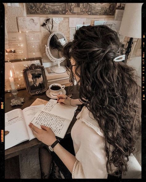 Photo Wattpad, Academia Hairstyles, Dark Academia Hairstyle, Dark Academia Hair, Academia Hairstyle, Cottagecore Life, Studying Aesthetic, Dark Curly Hair, Brown Curly Hair