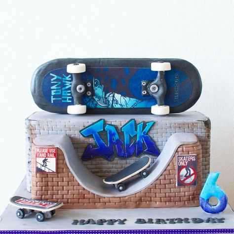 Skater cake Tech Deck Birthday Cake, Tech Deck Cake, Skate Theme Cake, Skate Party Cake, Skater Cake Ideas, Skate Cakes Ideas, Skateboarding Birthday Cakes, Skateboard Cake, Skateboard Birthday Party