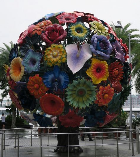 The Flower Tree Singapore www.livingcoramdeo.com Vivo City, Singapore Sights, Singapore Architecture, Famous Buildings, Flowering Trees, Coach Dinky Crossbody, Singapore, Street Art, Architecture