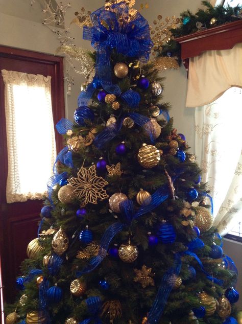 Christmas tree Blue And Gold Christmas Tree, Blue Christmas Decor Ideas, Silver Christmas Tree Vintage, Turquoise Christmas Decor, Christmas Commercial, Blue Christmas Tree Decorations, Blue Decorations, Xmas Decorations Diy, Blue Christmas Ornaments