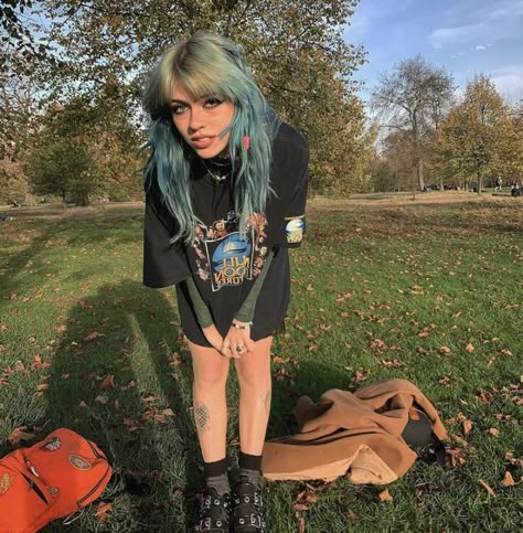 Olivia Osby Outfits, Olivia Osby, Indie Hairstyle, Grunge Outfits Fall, Juvia Lockser, Brown Hair Blue Eyes, Dyed Hair Inspiration, Punk Hair, Pretty Ppl