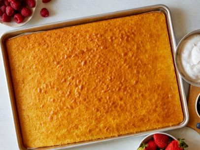 Pan Cake Recipe, Sheet Pan Cake, Full Sheet Cake, Jelly Roll Cake, Pan Cake, Vegetarian Bake, Basic Cake, Easy Meal Ideas, Sheet Cake Recipes