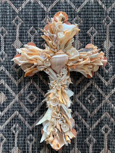 Seashell Cross Diy, Shell Crosses Diy, Diy Coastal Farmhouse Decor, Diy Cross Crafts, Sea Shell Cross, Sea Shell Resin, Seashell People, Seashells Crafts, Beauty Of Christianity