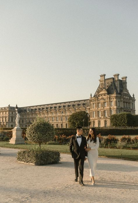 Early Morning Paris Elopement Photoshoot - Best Elopement and Wedding Photographer Paris & France | Alyssa Belkaci Photo Louvre Engagement Photos, Wedding Photos In Paris, European Engagement Photos, Paris Wedding Photos, Paris Couple Photoshoot, Paris Couple Pictures, French Elopement, France Elopement, Virginia Christmas