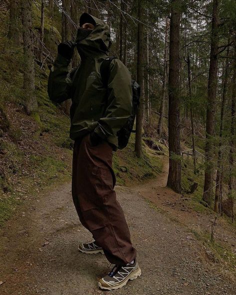 Dirtbag Climber Aesthetic, Gorpcore Winter Outfit, Gortex Style, Goretex Outfit, Gorpcore Shoes, Cute Winter Outfits Baddie, Gorpcore Men, Black Gorpcore, Gorpcore Outfit