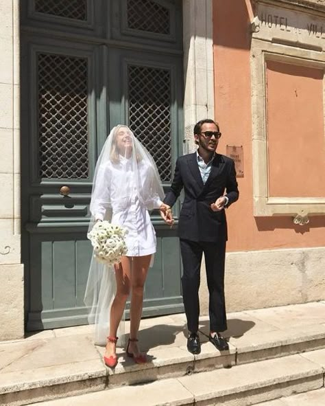 Modern, eclectic city hall wedding. Bride wears a white shirt dress with long veil, burnt orange shoes and a bouquet of white ranunculus. #eclecticweddings #uniqueweddings #trendybride Elopement Dresses, City Hall Wedding, Courthouse Wedding, Civil Wedding, Short Wedding Dress, Wedding Mood, Bridal Inspiration, City Wedding, Wedding Attire