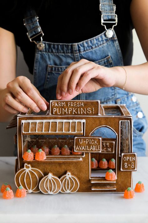 Unique Gingerbread House Ideas, Unique Gingerbread House, Rustic Christmas Tree Decorations, Gingerbread Pumpkin, Gingerbread House Ideas, Thanksgiving Cake, Cake Design Inspiration, Plants House, Gingerbread House Designs