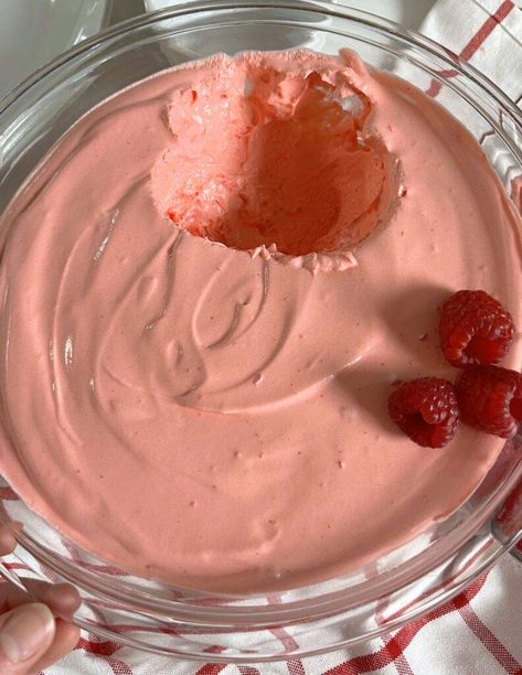 Raspberry Push Pop Pudding – Page 2 – 99easyrecipes Desert Salads, Raspberry Jello, Push Up Pops, Strawberry Shortcake Ice Cream, Sausage Biscuits, Fruity Treats, Almond Crusted, Push Pop, Southern Dishes