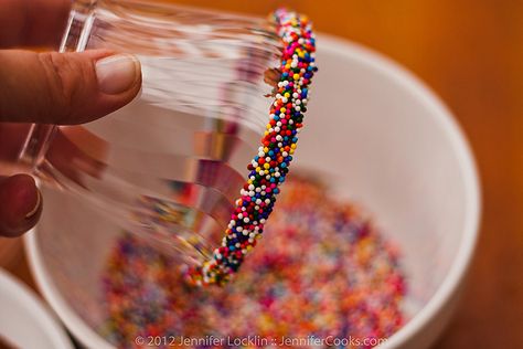 rimming the edge of a glass with sprinkles :) Sprinkle Rimmed Glasses, Sprinkle Rimmed Cups, Baby Sprinkle Food, Ice Cream Sundae Party, Sundae Party, Cups Recipes, Birthday Breakfast, Party Confetti, Reception Food