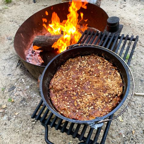 Campfire Apple Crisp, Campfire Dessert, Camping Dessert Recipes, Crisp Recipes, Apple Custard, Campfire Desserts, Old Fashioned Oatmeal, Camping Desserts, Open Fire Cooking