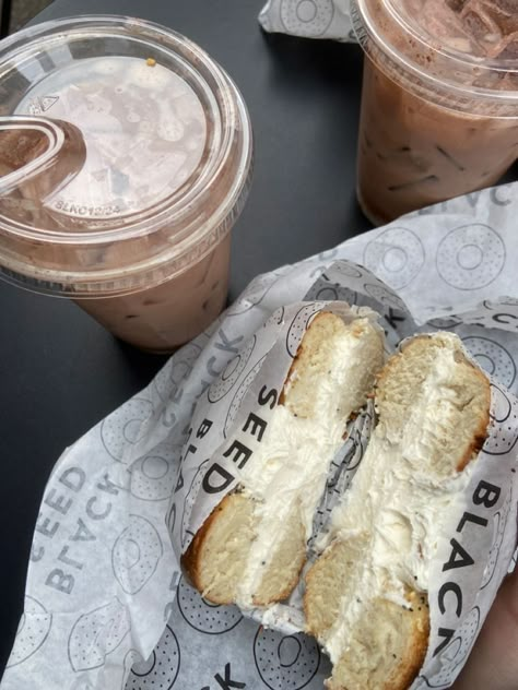 Bagel And Coffee Aesthetic, New York Aesthetic Food, New York Bagels Aesthetic, New York Bagel Shop, Food In Nyc Aesthetic, Nyc Bagel Aesthetic, Bagel Aesthetics, Bagel New York, Nyc Bagels