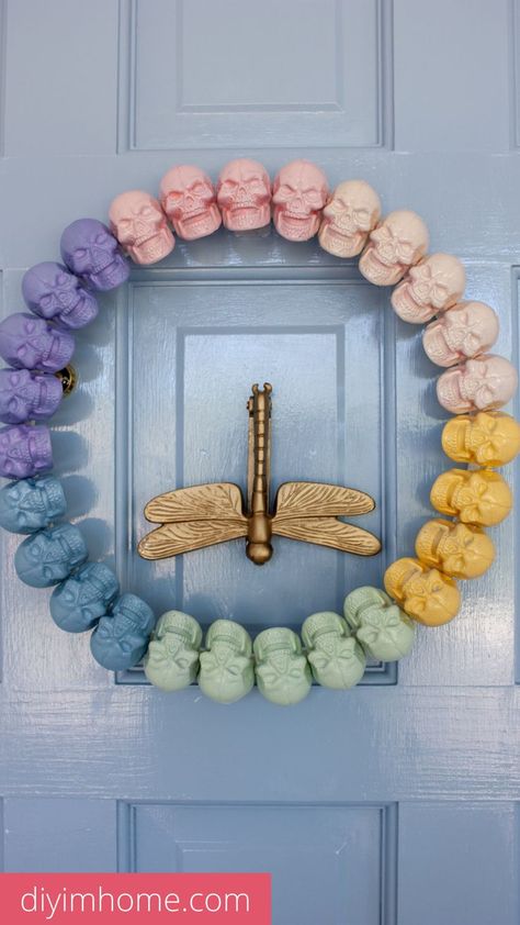 A 3 step tutorial to make this pastel rainbow skull DIY Halloween wreath. Pastel Halloween Decor Diy, Rainbow Halloween Decor, Bright Halloween Decor, Diy Pastel Halloween Decor, Colorful Halloween Decor, Skull Diy, Spooky Diy, Rainbow Halloween, Rainbow Skull