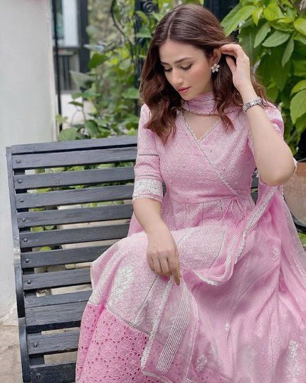 Chudidhar Designs, Simple Indian Suits, Fiction Story, Simple Dress Casual, Red Bridal Dress, Velvet Dress Designs, Anarkali Dress Pattern, Simple Kurta Designs, Frock For Women