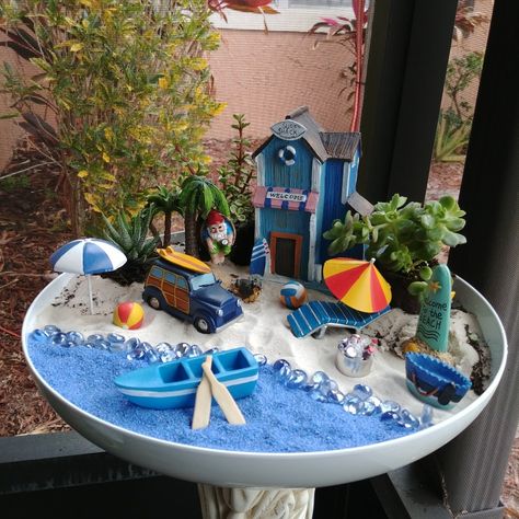 Fairy garden Beach. Fairy Garden Design Ideas, Beach Fairy Garden, Beach Crafts Diy, Fairytale Garden, Indoor Fairy Gardens, Fairy Garden Plants, Fairy Garden Ideas, Fairy Garden Crafts, Fairy Garden Designs