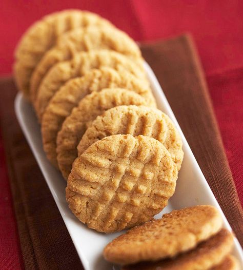 Soft and chewy Peanut Butter Cookies! Get the recipe here: http://www.bhg.com/recipe/cookies/classic-peanut-butter-cookies/?socsrc=bhgpin042312peanutbuttercookies Better Homes And Gardens Peanut Butter Cookies, Mahjong Gifts, Crisp Cookies, Classic Peanut Butter Cookies, Favorite Cookie Recipe, Brownie Desserts, Peanut Butter Cookie Recipe, Köstliche Desserts, Brownie Cookies